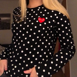Commes des Garçon PLAY - Prickig CDG tröja i storlek M men passar mig som är s. Nypris 1399kr, knappt använd och i bra skick. Skitsnygg!
