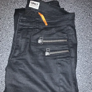 svarta jeans - säljer svarta jeans i skinn immitation från only med dragkedjor vid fickorna, väldigt bra skick