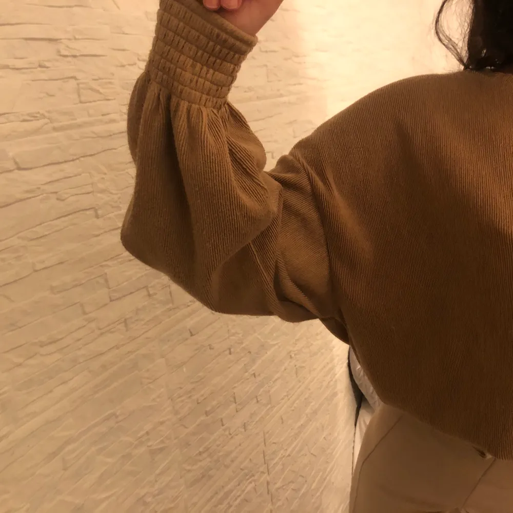 Jätte fin zara tröja i ljusbrun/beige som jag tyvärr aldrig fått använding av o därav oanvänd! Jätte bra kvalite & lite pösigare i modellen men sitter åt vid midjan & längst ner vid armarna! 🤎 frakt ligger på 46kr. . Tröjor & Koftor.