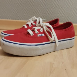 Röda Vans  - Säljer mina Vans i storlek 38.
