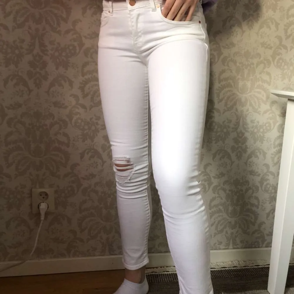 Vita midwaisted jeans från Gina tricot. Knappt använda och i jättefint skick, inga tecken på användning. Innerbenslängden är ca 72 cm. Köparen står för frakt🌼. Jeans & Byxor.