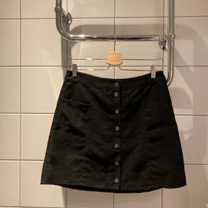 Svart kjol i mocca från h&m. Lite använd så mkt fint skick. Hämtas i Örebro, Ladugårdsängen eller postas. 🌟