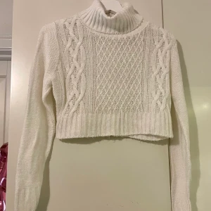 Vit polotröja från Boohoo - Vit kabelstickad polotröja från Boohoo, croppad modell och används därför inte av mig💞 Storlek S men skulle säga att den passar XS också! Spårbar fakt på 49kr tillkommer!