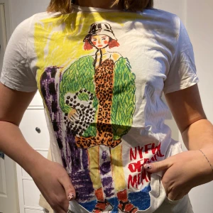 T-shirt med tryck  - En riktigt härlig och somrig T-shirt med världens finaste tryck!🌞 Jag säljer den därför att den inte längre kommer till användning men den är i toppskick! 🌸 köparen står även för frakten:) 