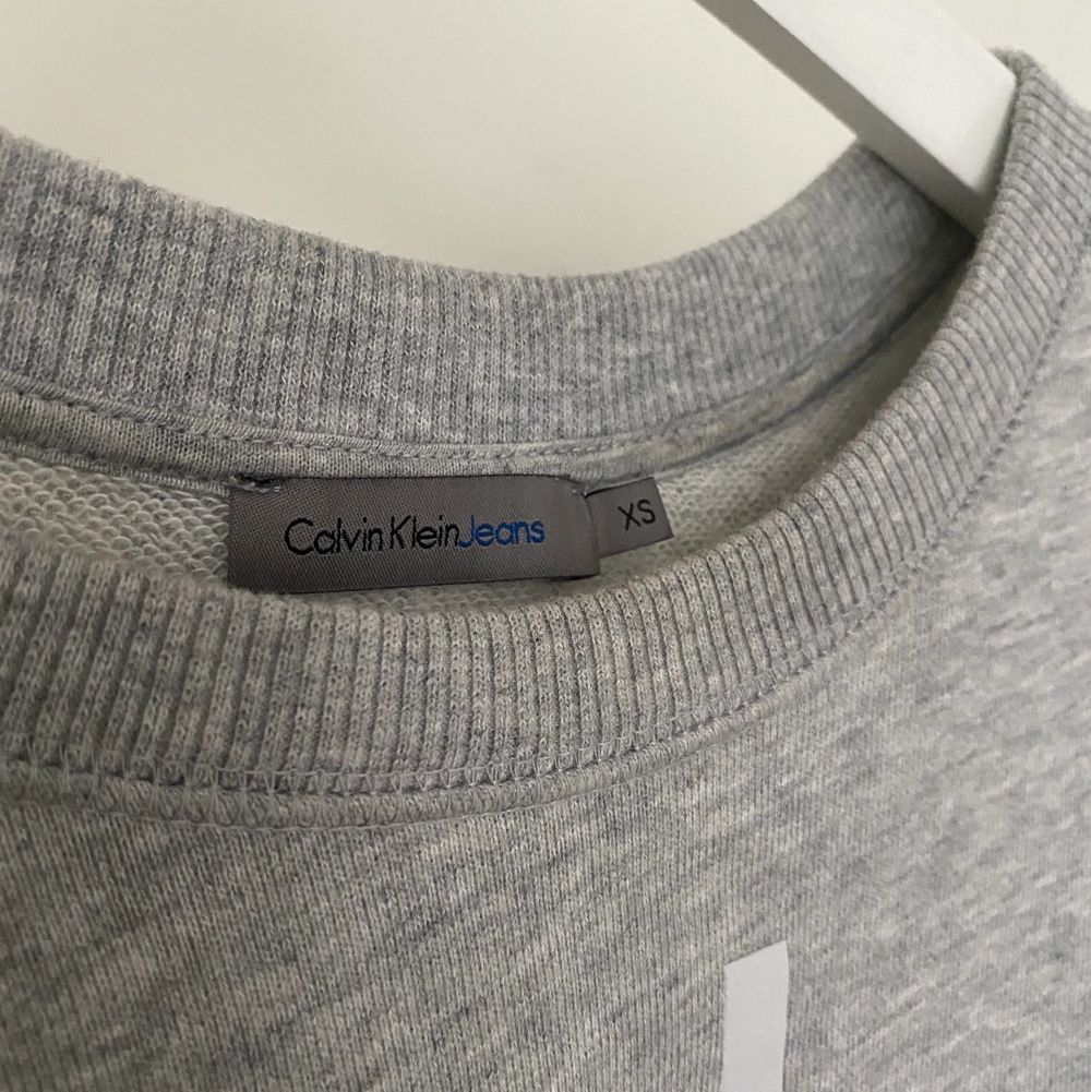Säljer en Calvin Klein sweatshirt då den inte kommer till användning längre, nypris 800kr💓. Tröjor & Koftor.