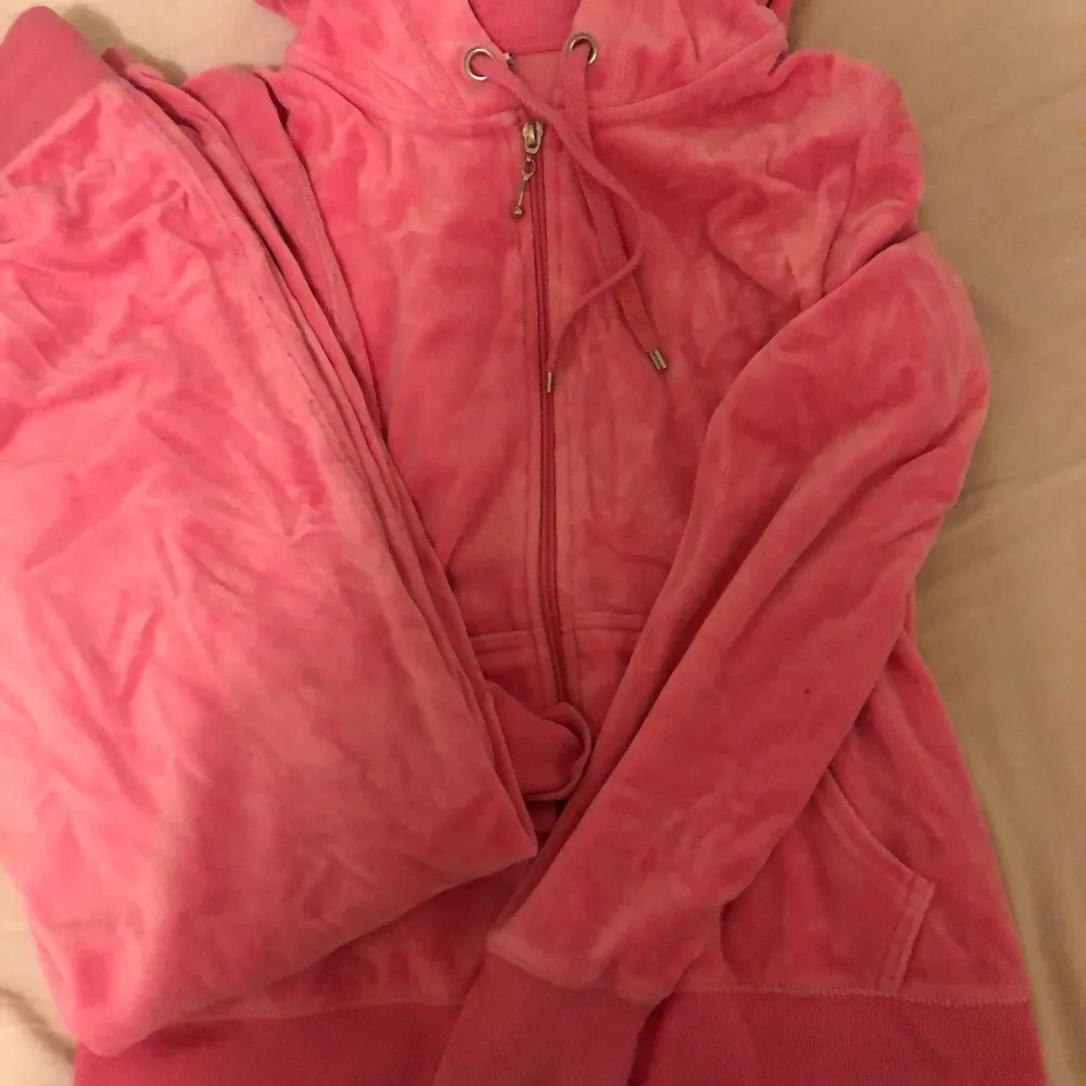 Rosa mysig Juicy couture inspirerat set i storlek S, kan säljas separat! Använd endast en gång, inga skador . Hoodies.