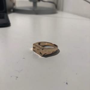 Älskar den här ringen, men tyvärr lite för stor för mig. Den är  så gott som ny, då jag aldrig använt den. Den står ut lite och gör att det blir mer än bara ”en till guldring”. Supersnygg