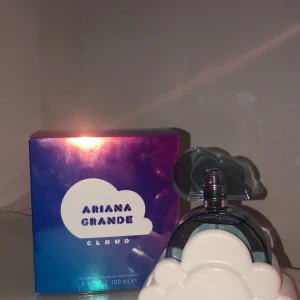 Arians Grande ”Cloud” - Helt ny oanvänd parfym med paketeringen kvar, från Ariana Grande. Fick två stycken likadana i födelsedags present. 100ml och köpt för 650kr💕💕 priset går att diskuteras