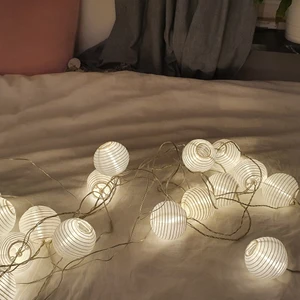 Vit ljusslinga bollar  - Säljer min vita ljusslinga i form av bollar då den inte kommer till användning. Ej batteridriven, används via elkontakt och eluttag. Startbud 50 kr, HAPPY BIDDING❤