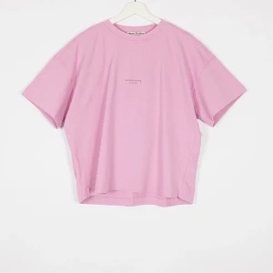 Acne Studios - Jättefin tröja från acne studios. Aldrig använd så därför inte min bild. 10/10 skick. Fler bilder kan skickas privat. Pris kan diskuteras vid snabb affär💘 strl S men passar xs-L beroende på hur man vill att den ska sitta