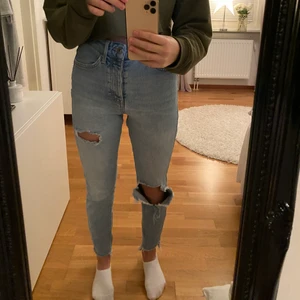 Gina jeans  - Säljer mina superfina blåa jeans från Gina då jag tycker de är lite för korta för mig💞 Dom är i superbra skick då jag bara hann använda dom ett fåtal gånger tyvärr! Frakt tillkommer och hör av dig vid frågor💙