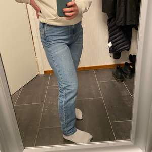 Säljer ett par raka mom jeans från Gina Tricot i stl 36. Säljer dom för att dom är lite för långa på mig. Dom är i nyskick och endast använda ett fåtal gånger. Priset går att diskutera då frakten inte ingår😊
