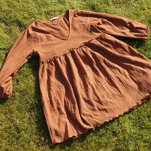 En brun klänning från Pull and Bear inköpt förra året men som tyvärr aldrig kommit till användning då den känns lite kort på mig som är 177 cm lång. Den är stl L men skulle passa nästan ännu bättre på en S eller M som mer oversize 👗 Hör gärna av dig om du vill veta mer eller ha fler bilder! #pull #bear #babydoll #klänning #brun #sommar #kjol #överdel #kort
