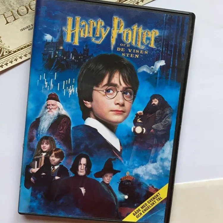 KIKA IN PÅ MIN PROFIL FÖR ATT HITTA FLER HARRY POTTER-FILMER!✨                                 Säljer filmen om Harry Potter och de vises sten! DVD’n har inga repor (kan skicka bilder privat) och fungerar fint i en CD/DVD-spelare☺️ Säljer eftersom jag har 2 uppsättningar av vissa filmer!🥰 Filmen är ca 147 min! Gratis frakt❤️. Övrigt.