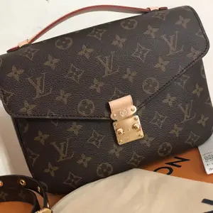 On sale Pochette Metis Louis Vuitton! Original and unworned. Comes with all her equipe. Box, dustbag, shopper and receipt. I send from Italy with DHL express shipping. Perfect for a Christmas gift! 