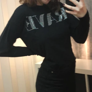 Svart långärmad t-shirt med ”rhinestones” - Superfin tröja med rhinestones i text ”rave”. Knappt använd. Jag är storlek xs/s och denna sitter bra på mig (: 45kr +frakt. Pris kan diskuteras !