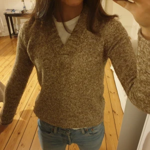 Stickad v ringad - Säljer min fina oanvända tröja från boomerang i strl S. Jätte fin med en vit t shirt under! 