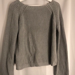 stickad tröja - säljer denna supergulliga stickade tröja som aldrig andvända längre. super fin och skön i materialet. andvänd fåtal gånger och i väldigt fint skick. 