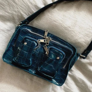 Snygg&Sexig väska - Säljer en liknande väska som jag tyvärr inte minns vart jag köpte den ifrån. Osäker på pris men tror nog att det var vid 800 kr. Säljer för 370 kr (frakten är inkluderat i priset) ps, säljer sjukt många trendiga plagg, kika in😍