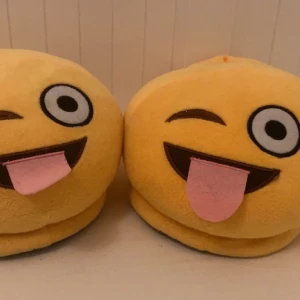 Emojitofflor 😜 - Använd någon gång, i skick som ny. Sköna, mjuka och perfekt inför vintern! Jag har storlek 40 på mina fötter och de passar mig bra, sitter inte för trångt och är inte för lösa. 