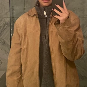 Skinnjacka - Intressekoll på min jacka i mocka! Den är i fint skick förutom att den är lite sliten kring armarna (se bild)🥰