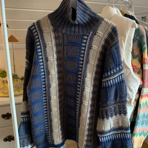 Stickad tröja - Så fin stickad tröja. Inte stickig! Säkert storlek L/XL men sitter fint oversize om man är s-M. Buda i kommentarerna. Frakt tillkommer på 63kr🤍