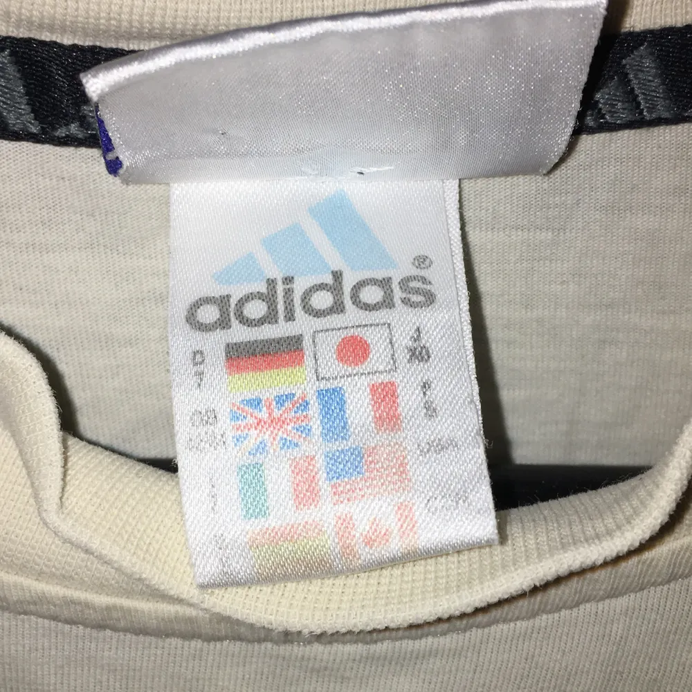 En thriftad beige vintage adidas t-shirt i bra skick. Ser inte storlek nånstans men skulle nog säga att den sitter som L/XL. 150kr frakt ingår i priset. om flera är intresserade så tas bud emot. . T-shirts.