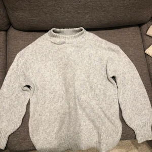 Stickad grå tröja storlek XS/S - Skön grå stickad tröja använd 1 gång super mysig, den är stor och lite längre super bekväm hör av dig om du är intresserad eller  har några frågor 💖