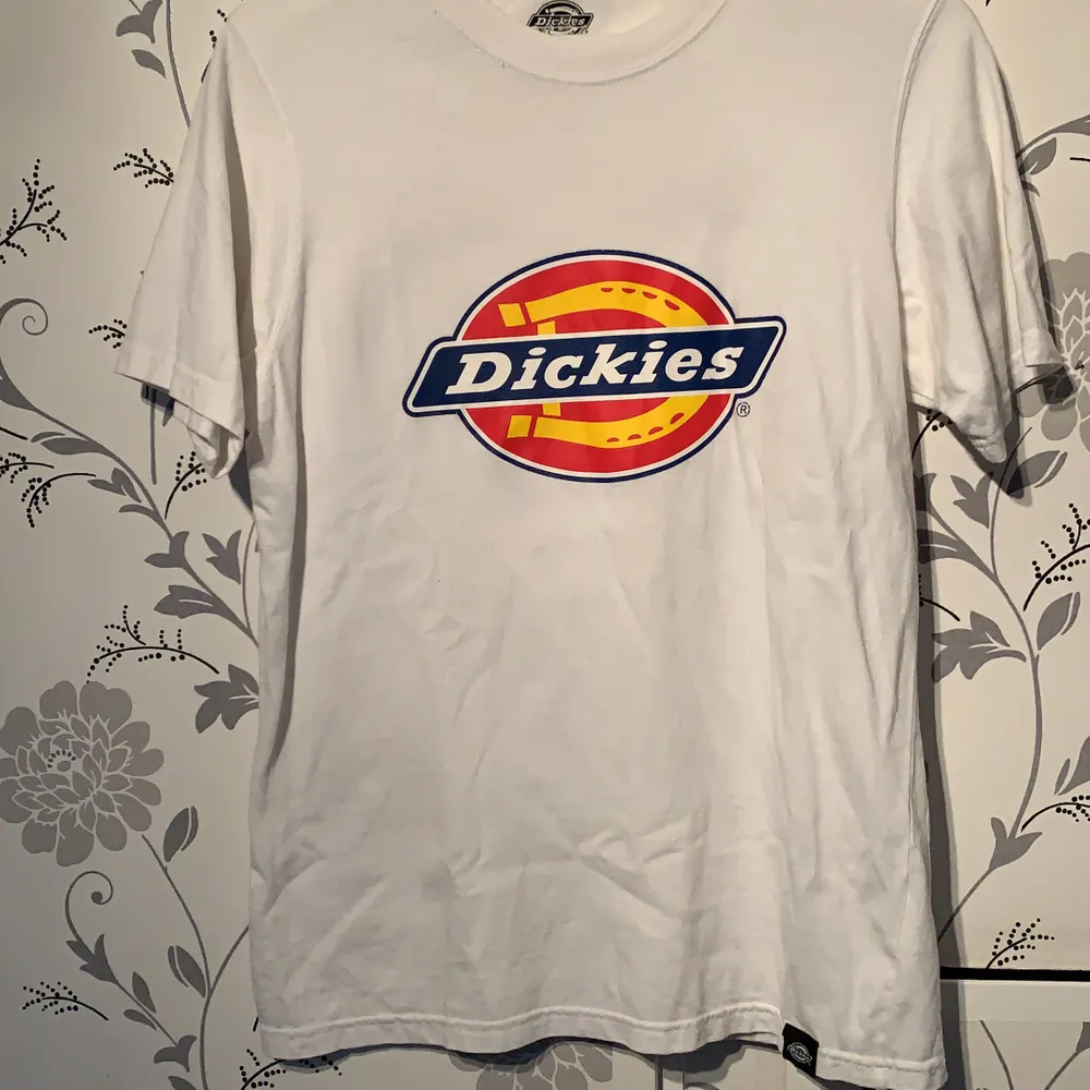 En del använt t-shirt från dickies, fin även fast använd och loggan är inte sprucken. T-shirts.
