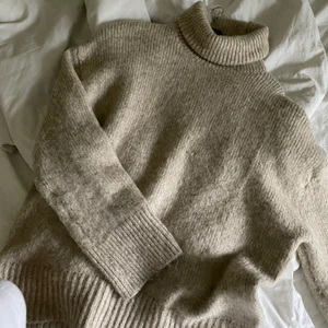 Tröja - Ljusbeige stickad tröja, jättemysig, sticks lite, frakt 63kr språbar