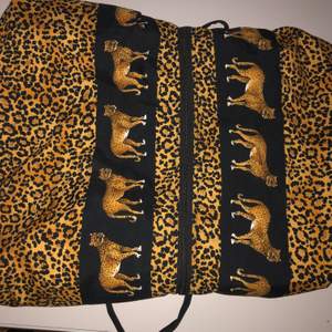 Stor unik väska med leopard mönster och leoparder på. Köpt i Italien för 400 kr, säljer för 50 kr. Perfekt att packa i, strandväska eller vad som är behövligt. 