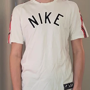 Nike T-shirt vit - Storlek L. Använd 4-5 gånger. Skick: 8/10. Betalning via swish köparen står för frakt.