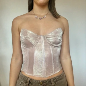 Korsett - Helt nt korsett från pretty little thing! Lappar sitter kvar. Aldrig använd. Kom privat vid intresse. Köpare står för frakt. Perfekt för nyår! Högsta bud 170kr.  Avslutas 17/12 torsdag 10:00