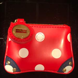 En jätte lätt och fin plånbok som är enkel att ta med om man inte vill bära på massa saker. Den röda färgen gör att den sticker ut på ett fint sätt. Köparen står för frakt.
