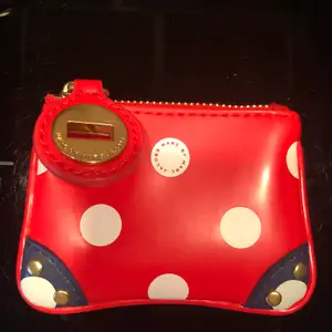 En jätte lätt och fin plånbok som är enkel att ta med om man inte vill bära på massa saker. Den röda färgen gör att den sticker ut på ett fint sätt. Köparen står för frakt.
