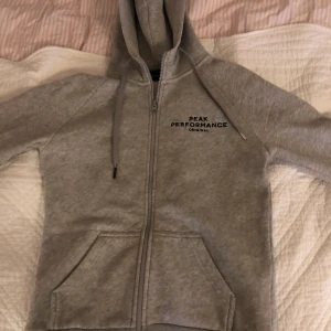 Peak performance hoodie grå  - Väldigt bra skick knappt använd storlek S 