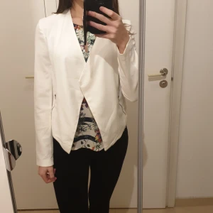 Vit kostym kofta - Vit kostym kofta från H&M. Storlek 36/XS. Oanvänd. Säljs för 200 kr.