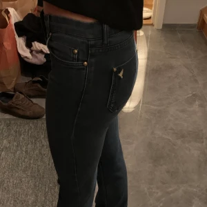 Mih jeans - Jeans från MiH, stl 29 men passar mindre. De är bootcut. Jag är 179 cm och de är väldigt korta för mig. Skulle säga att de passar någon som är runt 165. Lite slitna vid bakre byxkant men inget som märks av.