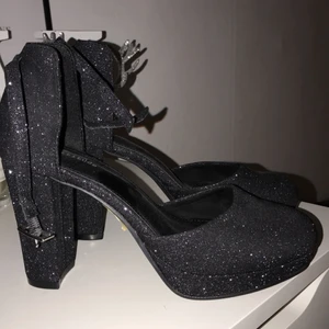 Glittriga klackar  - Svin snygga glittriga klackar. Köptes för 399kr på dinsko inför nyår för 2år sen men kom aldrig till användning och har stått på en hylla sen dess... har ett par exakt likadan fast i svart och dom är verkligen väldigt sköna med tjock klack och lätta att gå i! 