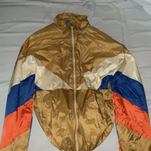 Vindjacka från Bershka  - Supersnygg färgglad vindjacka från bershka i storlek 36! Köpte den för ett tag sen för ungefär 350-400 kr och den är aldrig använd! Pris 140 kr+ frakt🤍 