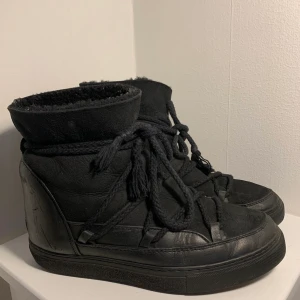 Inuikii  - Jättefina svarta inuikii, storlek 38. Bra skick! Kan även bytas mot ett valentino armband 🤍