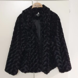 Fuskpälsjacka - Mjuk, tunn, svart fuskpäls jacka/kofta.