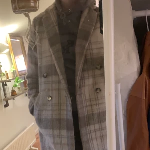 Beige kappa - Beige kappa köpt här på Plick men har aldrig kommit till andvändning. Bra skick och tjockt material så bra till höst och även vinter. Köpare står för frakt. Meddela för fler bilder