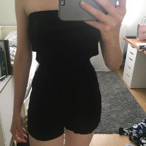 Playsuit viskos - Jättesöt playsuit i viskos från H&M divided, storlek 36. Därmed rätt liten i storlek så passar även en 34. Knappt använd!💕