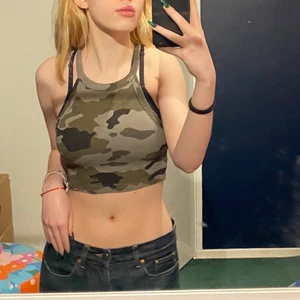 camouflage crop top - Superfint camouflage crop top linne! Jättebra skick. Måste tyvärr sälja pga stort behov av pengar. Köparen står för frakten!🤗 