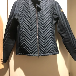 Colmar jacka i nyskick  - Lättdunsjacka med ”stretch-tyg” i sidorna och under armarna. Storlek s, endast använd ett par gånger. 