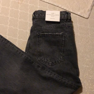 Zara Jeans - Helt oanvända Zara The 90’s FULL LENGTH i storlek 36, prislapp och kvitto kvar, säljer för inte min stil, vid snabb affär 250kr + frakt⚡️Köptes för 400kr