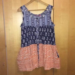  - En älsklingsklänning från indiska. Storlek M. Den är rätt vid men passar också S då den veckar sig och passar t.o.m XL. 