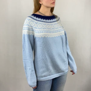 Handstickad Marius  - En handstickad Marius tröja i fint skick! Passar liten large/stor medium. SafePay knappen är aktiverad så det går att köpa direkt utan att behöva meddela! Tar annars swish! Använder helst Safepay då det blir säkrare för båda (Safepay tar 10% av betalningen och spårbar frakt på 66kr är inräknad i priset) Om du lägger upp en Instagrambild på ditt köp så får du gärna tagga @thewearbones för att bli featured 🧚🏼🥂 (Skriv gärna om du har eventuella frågor!) 