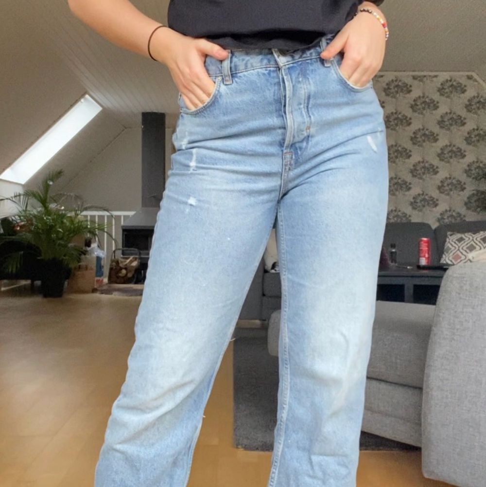 Ljusblåa jeans från Zara i storlek 38 med små slitningar och fransar nertill. Lite kortare i modellen (jag är 168), men ett par väldigt bekväma och snygga jeans i bra skick! 50 kr exklusive frakt. Jeans & Byxor.